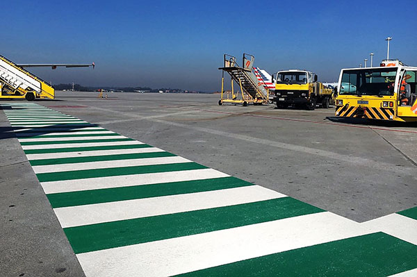 Farbige Kaltplastik Markierung am Flughafen Porto
