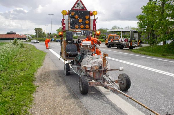 Schnelltrocknende Straßenmarkierung