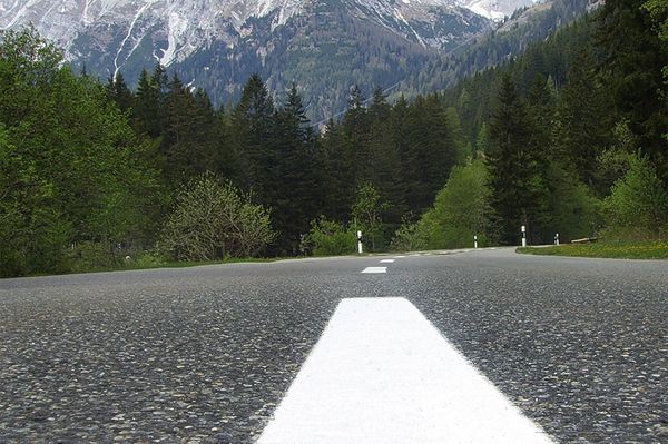 Straßenmarkierung auf Asphalt