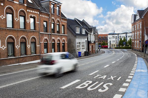 Verkehrszeichen für Radwege und Bushaltestellen