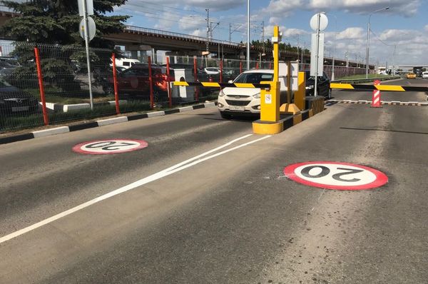 Autos fahren über die Markierung