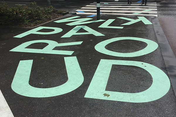 STAND STRAIGHT / WALK PROUD sagen die Buchstaben