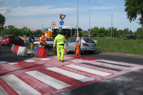 Fußgängerübergang wird während laufenden Verkehrs appliziert