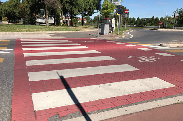 Vorgefertigte Straßenmarkierungen