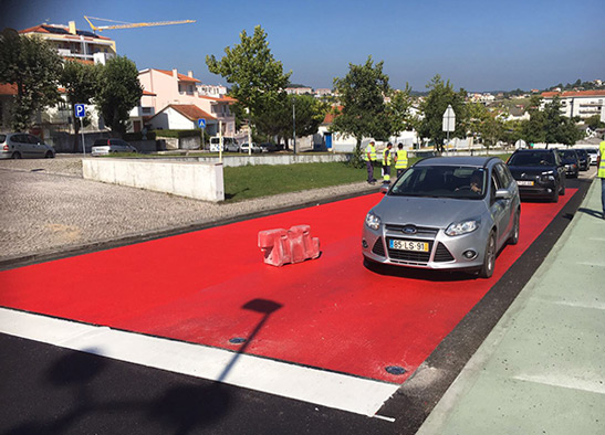 Autos fahren über die Bremszone