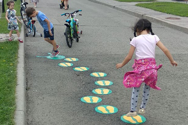 Kinder spielen auf DecoMark Markierung