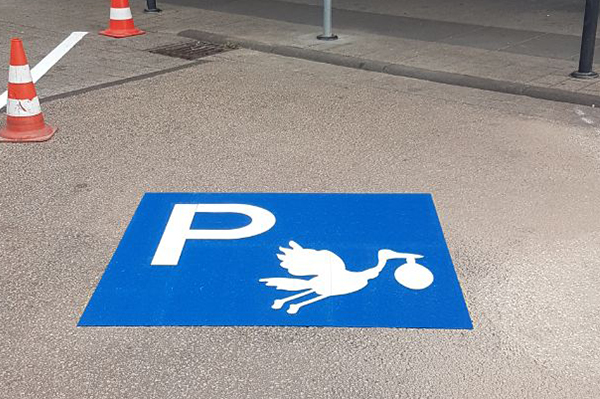 Parkplatz mit Klapperstorch