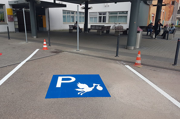 Parkplatz mit Klapperstorchsymbol für schwangere Frauen
