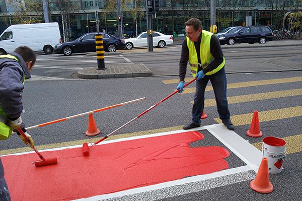 Rote PlastiRoute® RollGrip® Fahrradweg Applikation