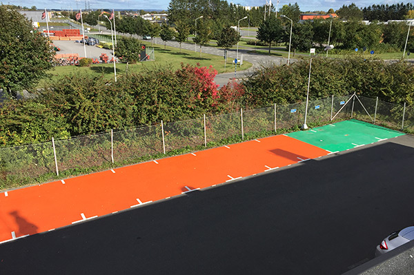 orang-grüne Parkplatz Markierung